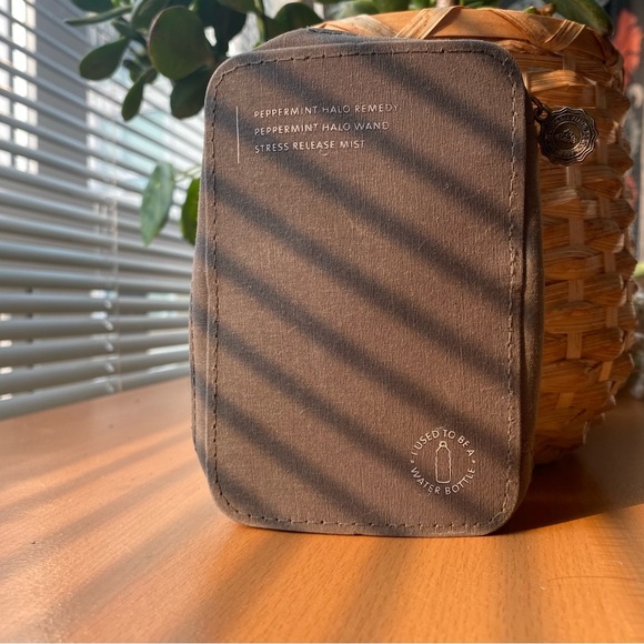 3/$40 🦙 The Bodyshop Hemp Bag & Saje Zip-Up Pouch - Picture 10 of 12